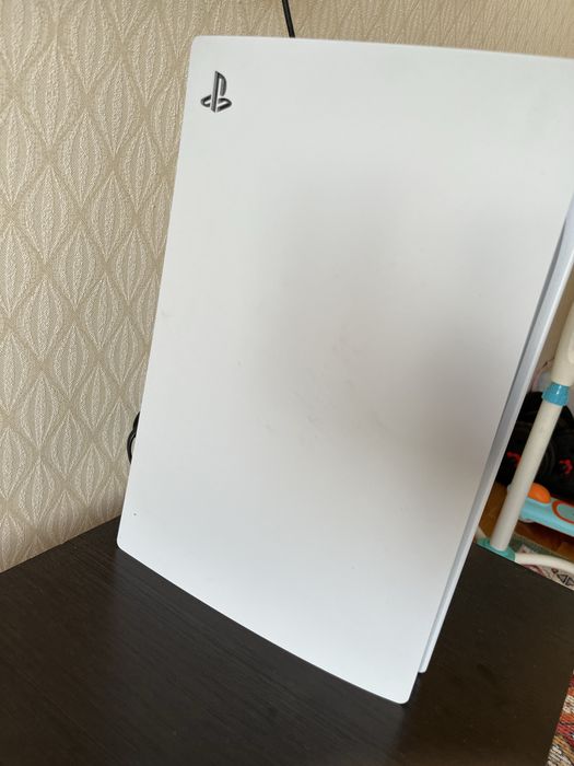 Продам PlayStation 5 + 2 геймпада + 6 игр