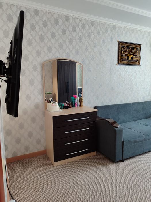 Продам шкаф с комодом и тумбочками