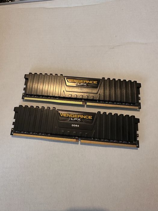 Corsair Vengeance 2400MHz cl16