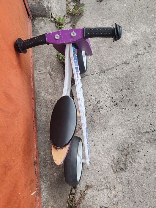 Vând bicicleta de echilibru