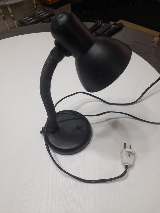 Продаётся настольная лампа.  Светильник.