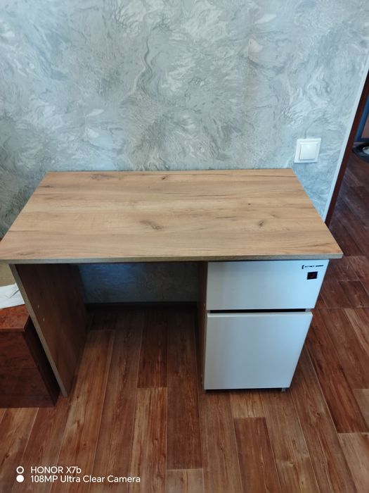 Продам письменный, компьютерный стол
