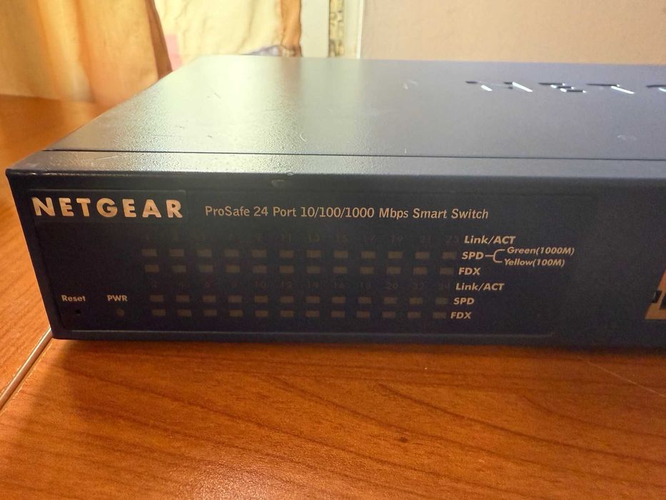 Суич NETGEAR GS724T Managed 24x10/100/1000 Gigabit Smart Switch 2xSFP