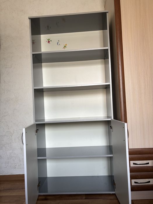Продается шкаф в хорошем состояни……………………………………………………………………………………………..