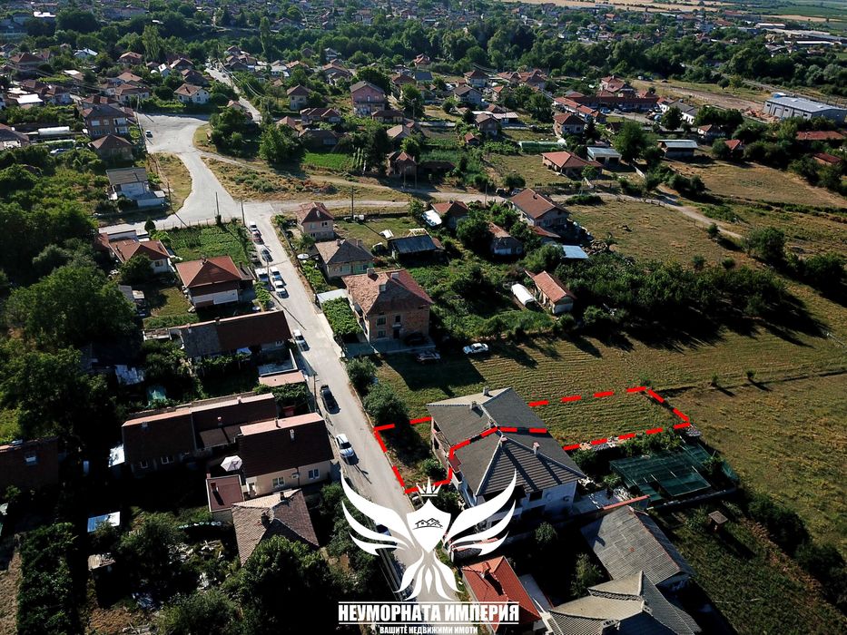 Продавам двуетажна къща 206РЗП и двор 525кв.м. с гараж в с.Тополово