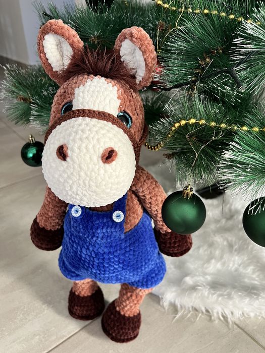 Ръчно плетено конче – мека плюшена играчка, подарък за дете