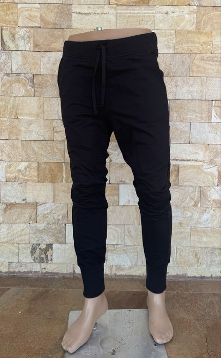 Pantaloni trening noi, cu eticheta