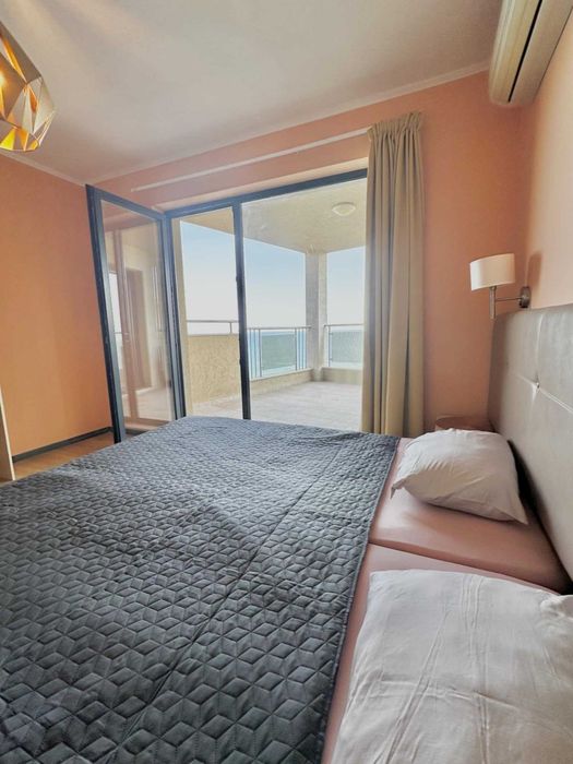 Продавам апартамент на първа линия на морето в гр. Бяла 186кв.м.