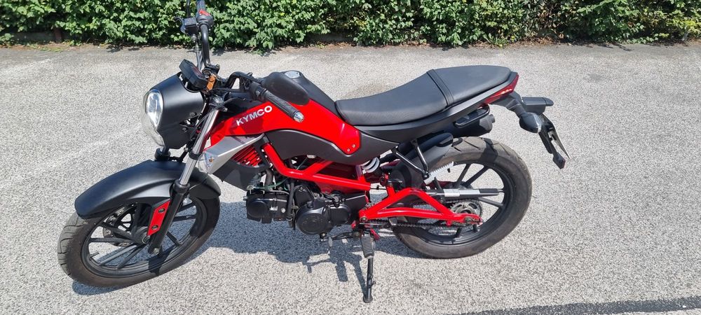 Vând moto kymco 125