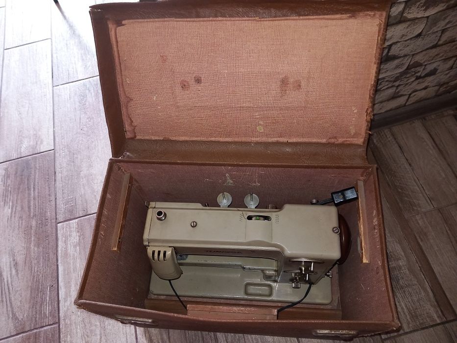 Vând mașină de cusut