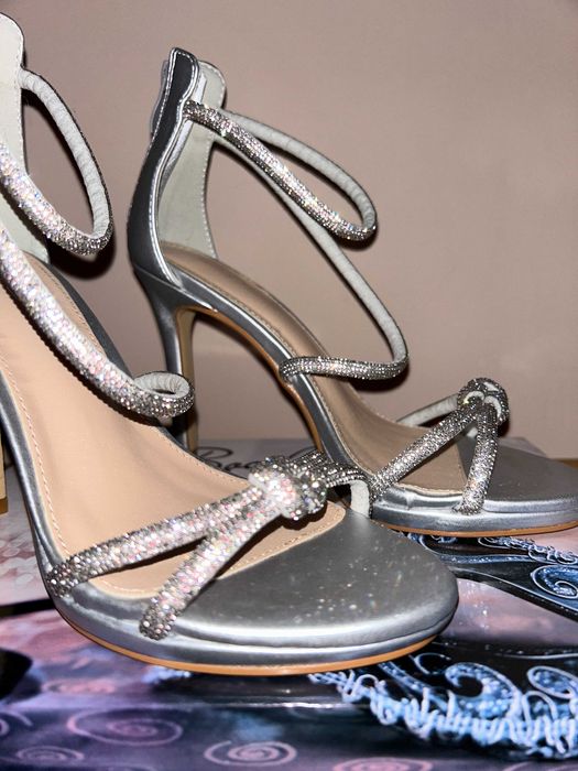 Елегантни дамски токчета с декоративни камъни