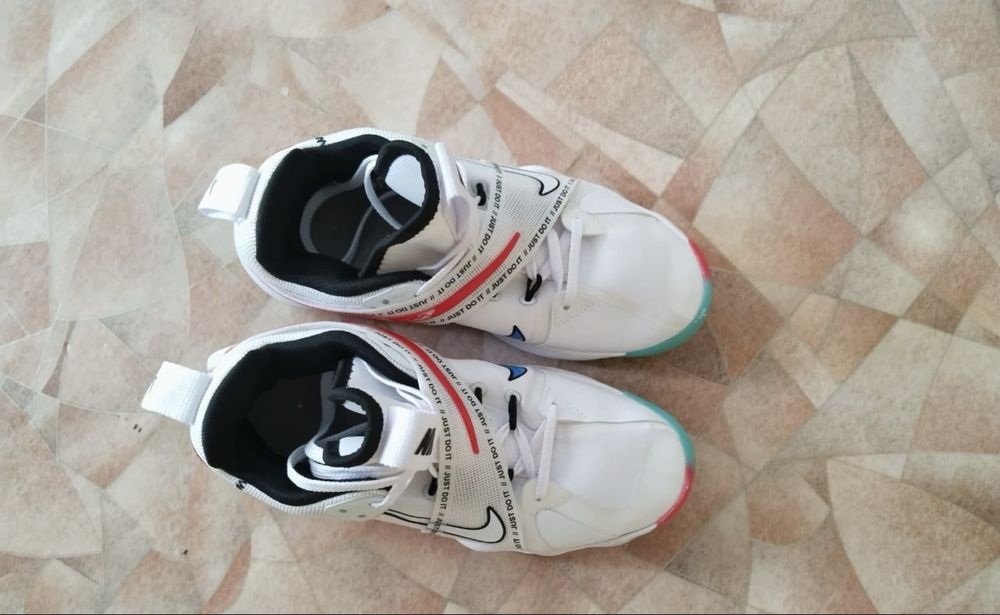 спортивные кроссовки