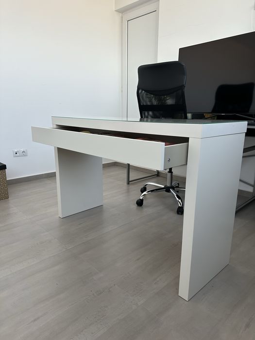 Vând măsuță/birou de machiaj Malm - Ikea