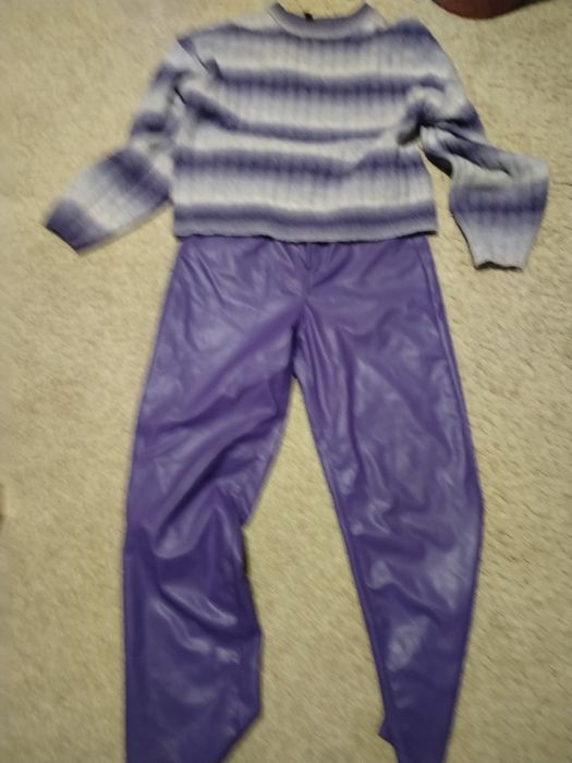Pantaloni de piele mov drepți o culoare la moda anul acesta