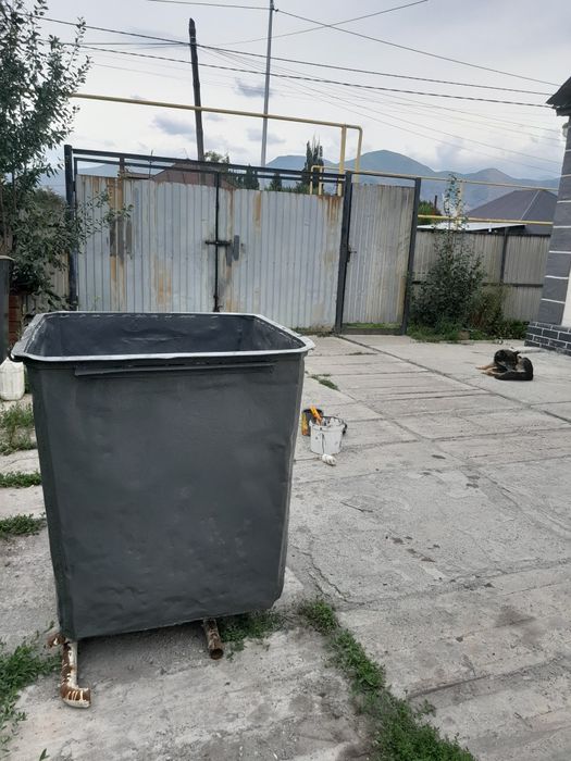 Продам мусорный контейнер хорошим состояние крепкого металла доставка