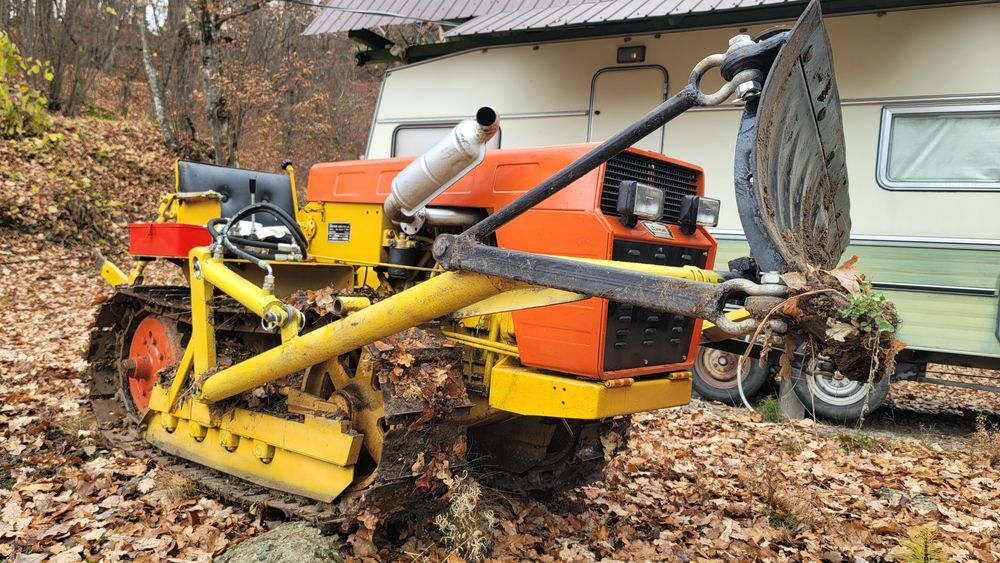 Mini buldozer ( tractor mic pe șenile cu lamă )