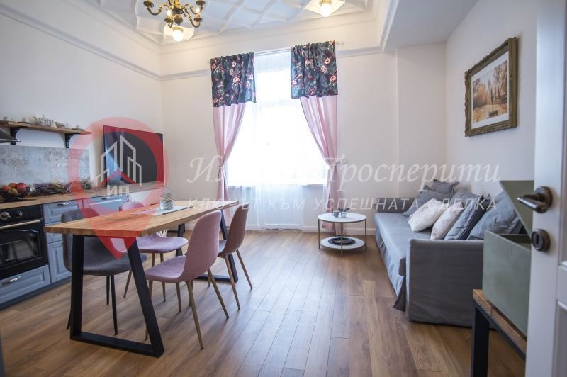 Дава се под наем Тристаен апартамент в София, Център - 90 кв.м за 1130 € - Снимка #2