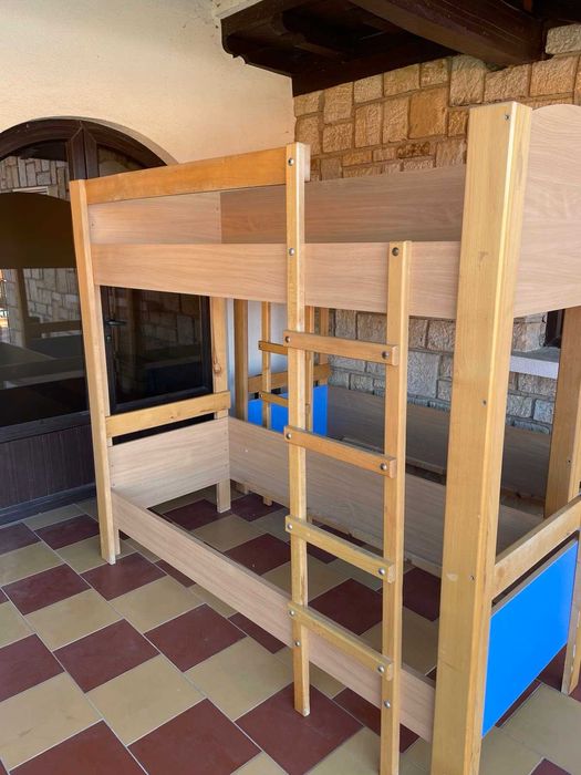 Масивно детско легло на два етажа.