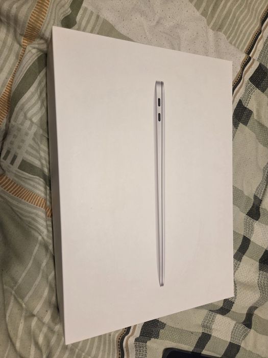 Продавам MacBook Air M1 (Silver)