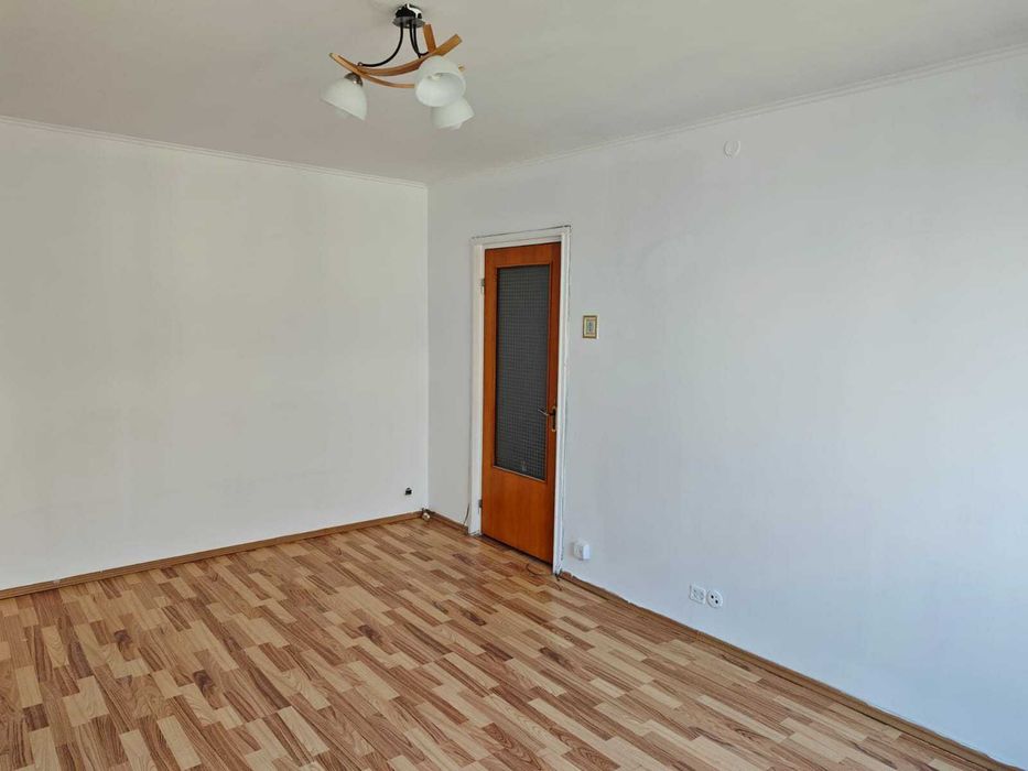 Proprietar vand apartament 3 camere la 7 minute de metrou, Emil Racovita, Piata Straduintei,  liber