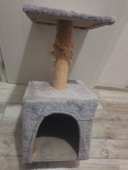 Продавам котешка къща-драскалка и котешки тоалетни