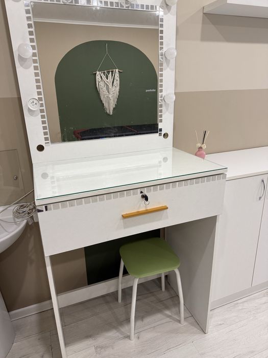 Продам визажный стол