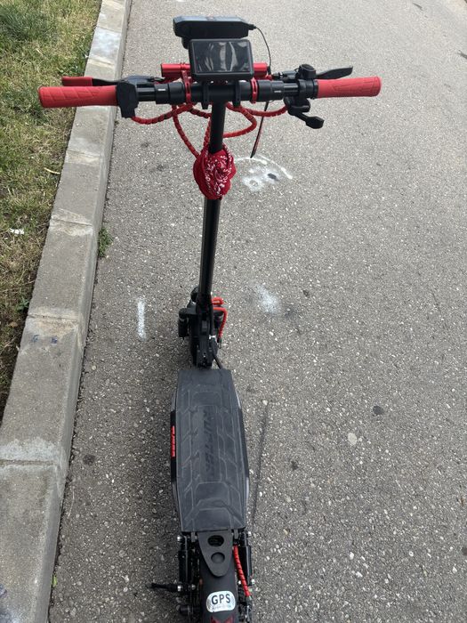 Trotineta Ruptor r1,motor de 500w, autonomie 80km,suspensii foarte bune si o fau cu tot cu accesorii