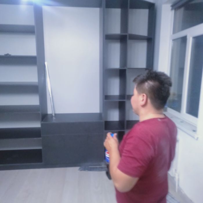 Mebil ustasi mebil yig'ish