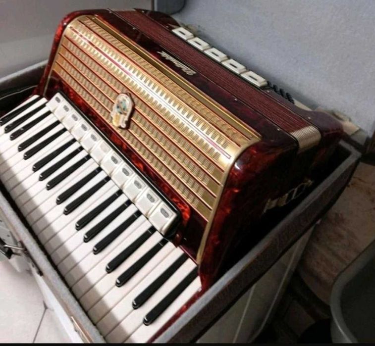 Vând acordeon Weltmeister cu 120 de bași