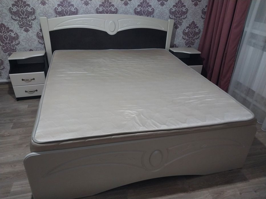 Продам кровать с тумбами