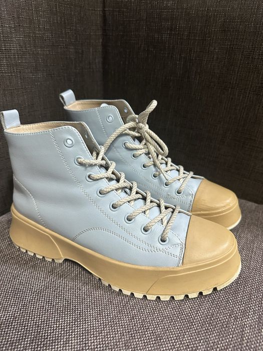 Зимние голубые ботинки