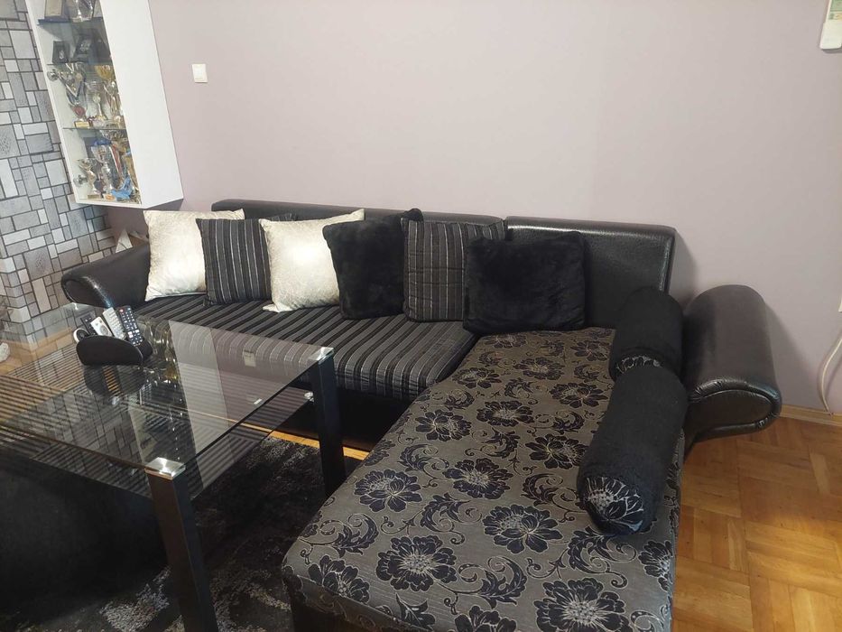 Продавам ъглов диван с холна маса