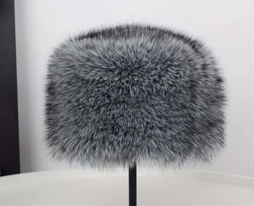 Caciula  blana artificiala - gri elegant