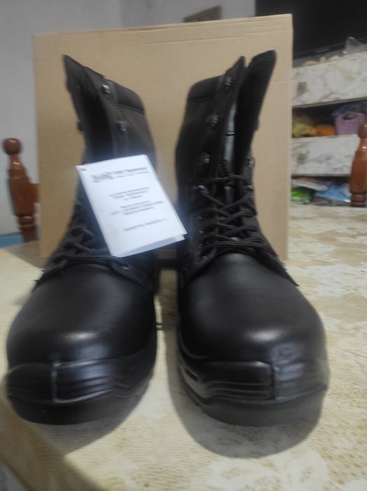 Продавам мъжки зимни обувки.