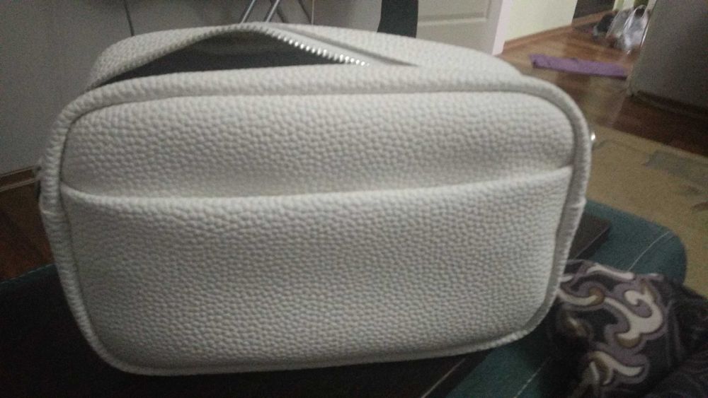 Продам сумочку бежевого (и черного)  цвета, новые, размером 23"15*7.