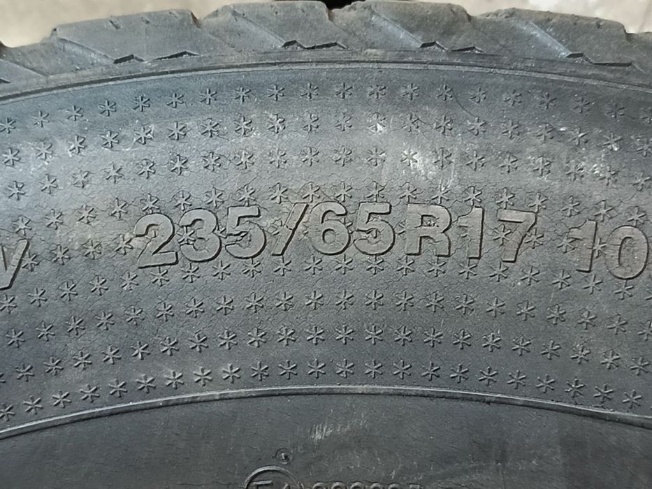 235/65/17 комплект шин зимних