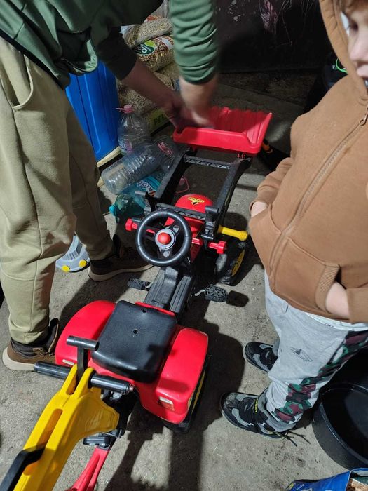 Tractor / buldozer cu pedale, volan, remorca, cupa