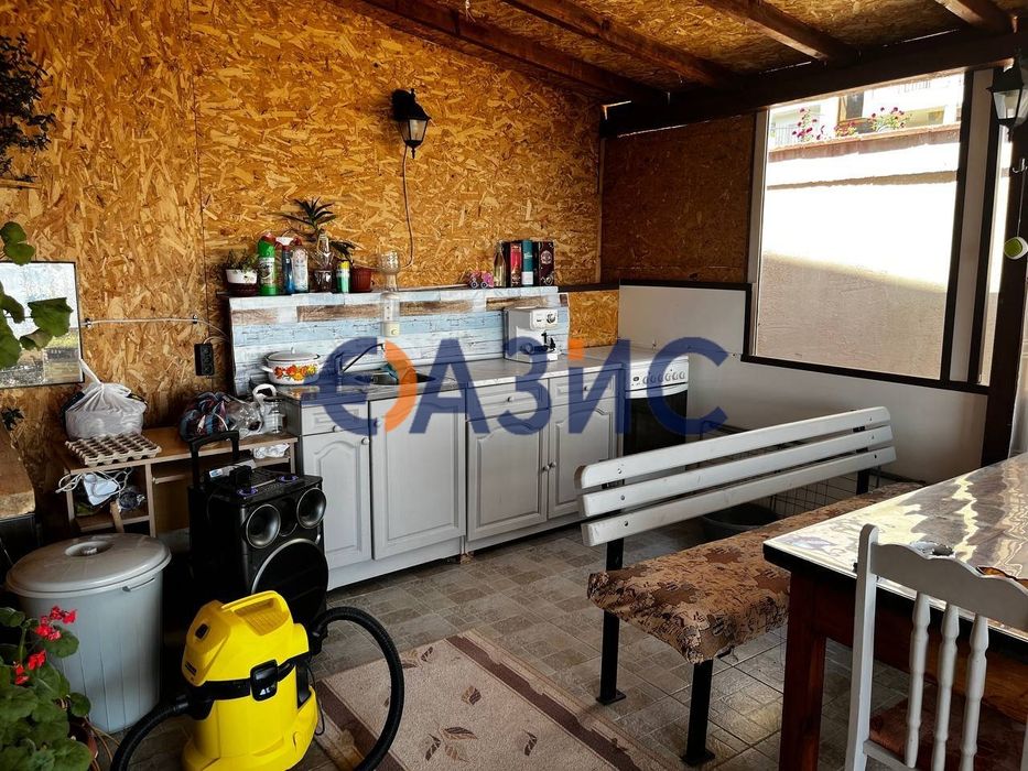 3-етажна къща в Свети Влас Инцараки с изглед към морето. Общ. къщи: