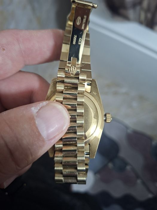 Vand ceas rolex  mecanic placat cu aur pret 700.de lei