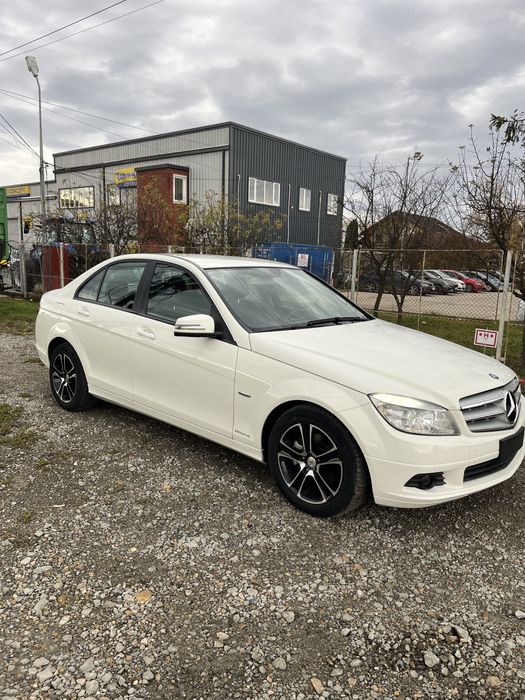 Vand sau schimb mercedes c 200 an 2011