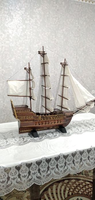 Корабль сувенир из древесины