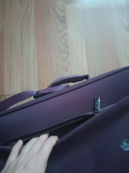 Чемодан фиолетового цвета