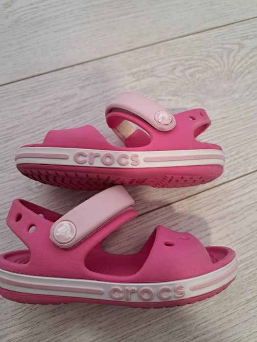 Sandale crocs fete c6, 22-23 

Sandale h&m fete ,20-21 ,stare buna 30 lei 

Sau impreuna 1