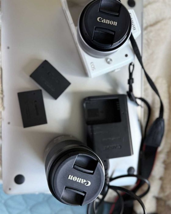 Canon EOS M50 Mark II + Obiectiv EF-M 15-45mm + 2 baterii – Stare 9/10
