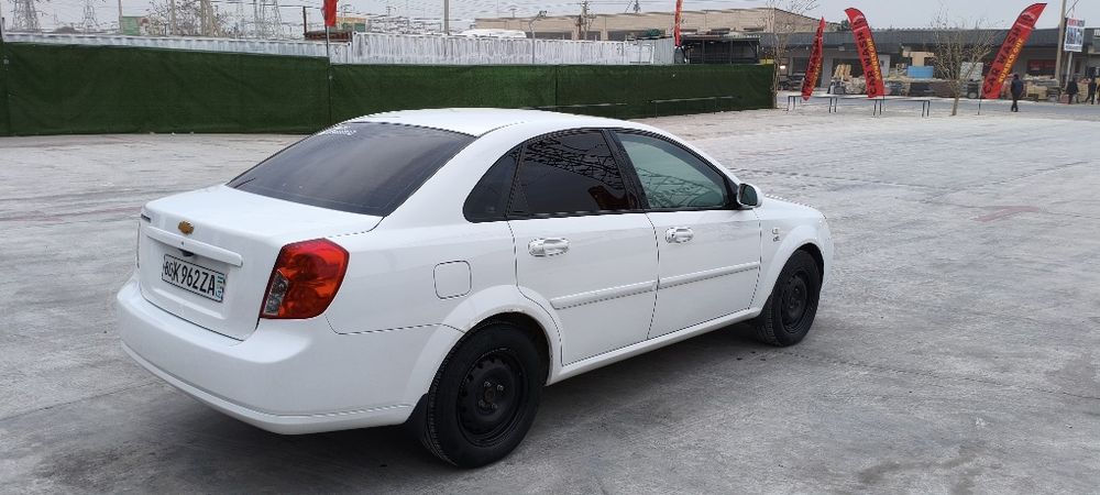 Lacetti 1.8 sotiladi