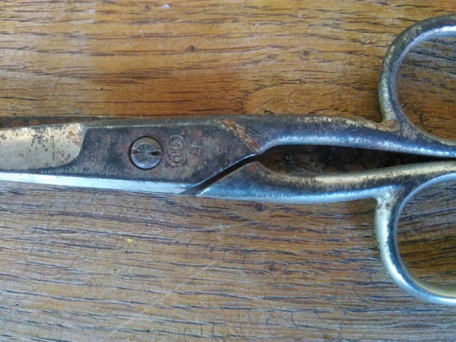 Продавам антикварна Шивашка ножица Солинген Малка