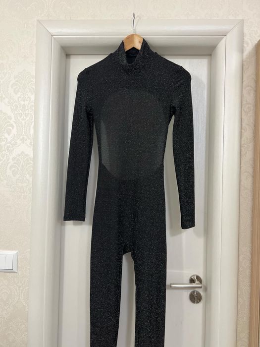 Черен гащеризон с камъни