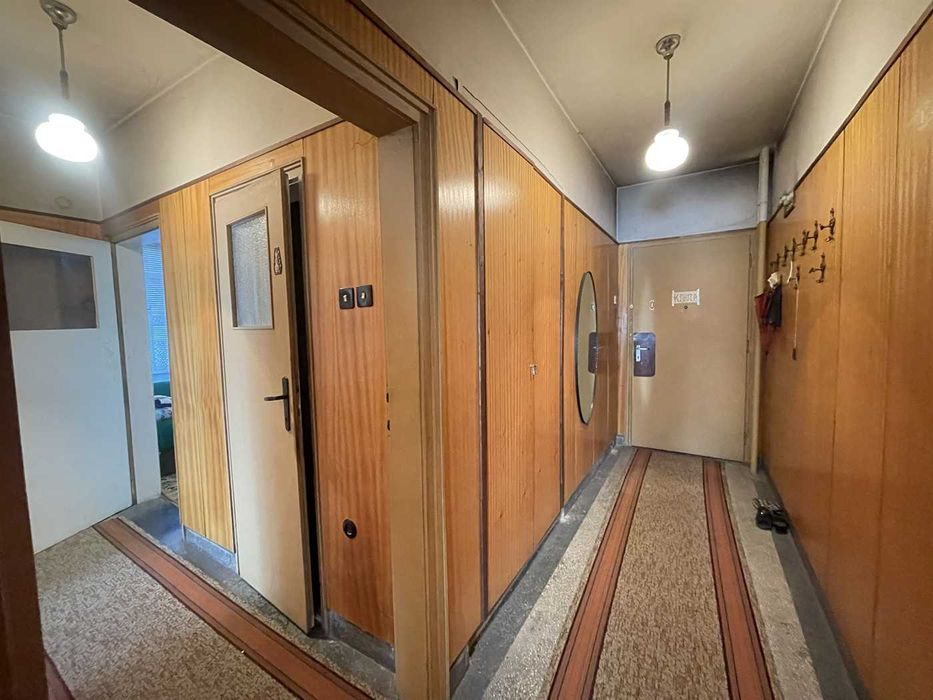 Продава се : тристаен тухлен апартамент