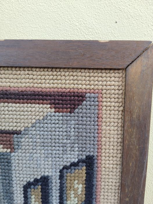 Бродерия с дървена рамка