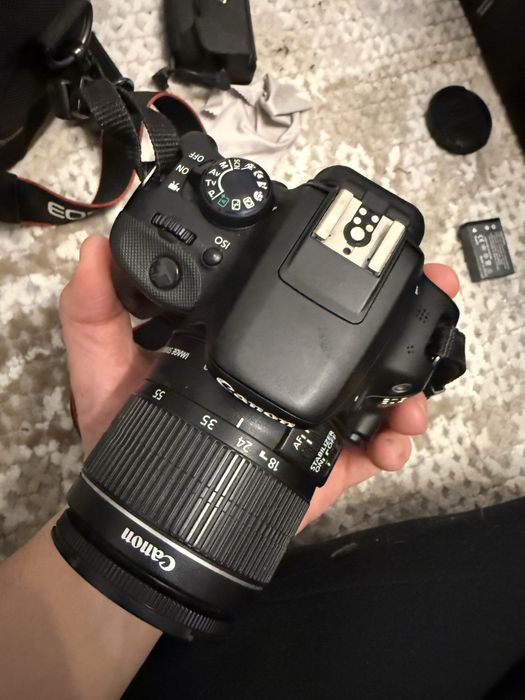 Aparat foto DSLR Canon ds126 cu toate acesoriile impecabil+2 baterii